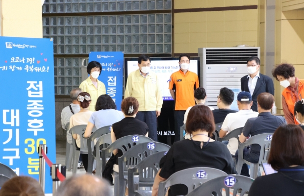 주낙영 경주시장이 4일 오전 폭염 대응상황을 살피기 위해 코로나19 예방접종센터를 찾아 점검하고, 폭염 상황 속에서 접종센터를 찾은 시민들의 건강을 살피고 있다