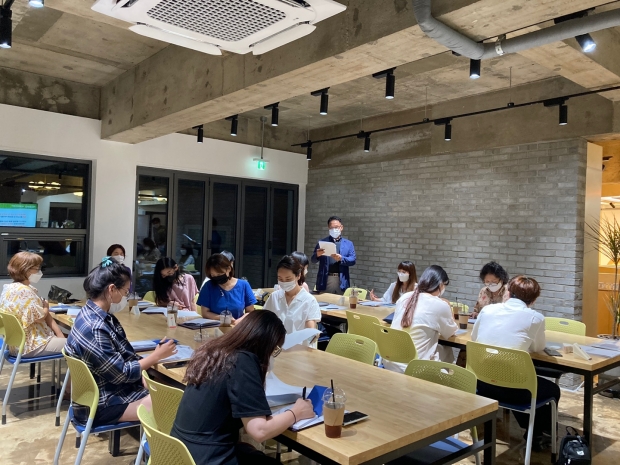 경주문화재단 문화도시사업단이 지난 5일 황리단길 생활문화센터에서 ‘경주문화도시 서포터즈 발대식’을 개최하고 시민들과 함께 서포터즈 활동 등에 대해 논의하고 있다