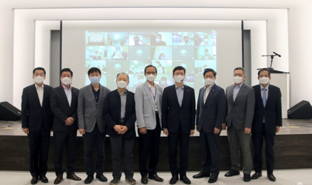 18일 휴온스글로벌 성남 판교 본사에서 휴온스그룹 ESG경영혁신단 발대식이 열렸다. ESG경영혁신단 단장을 맡은 윤성태 부회장(우측 네번째)이 ESG위원회 구성원들과 기념촬영을 하고 있다