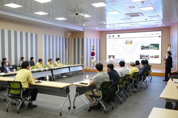 경주시가 지난 20일 경주시청 대회의실에서 김진태 경주시 도시개발국장을 비롯해 관련 부서장, 한국철도공사 관계자 등 14명이 참석한 가운데 철도역사 이전 합동대책 회의를 열었다