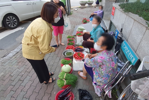 용강동에서 거리홍보에 나서 선별검사소 검사 권고 및 방역수칙 당부를 하는 모습