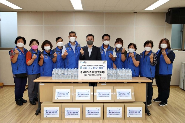 보도사진-송림6동_노인 가구 생수 지원 사업 (1) (1)