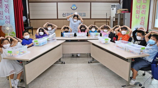 경주시 사정동 소재 신라초등학교 학생들이 지난 3일 수업을 마친 후 사랑의 하트를 만들어 보이고 있다