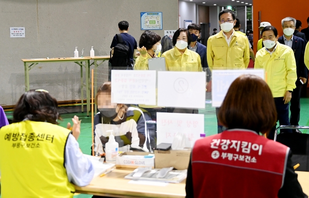 박남춘 인천광역시장이 7일 부평구 삼산월드체육관 예방접종센터를 찾아 의료진을 격려하고 현장을 점검하고 있다.
