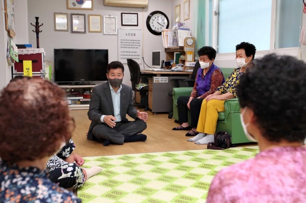 경로당에서 어르신들과 적극 소통중인 허인환 구청장 현장