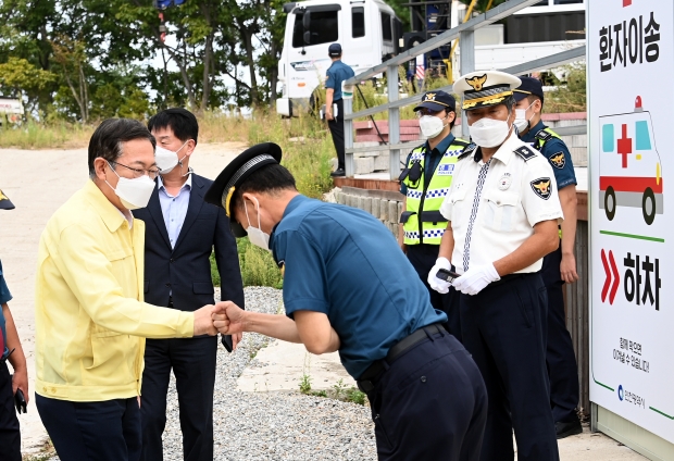 박남춘 인천광역시장이 27일 강화군 강화생활치료센터를 찾아 경찰관계자들을 격려하고 있다