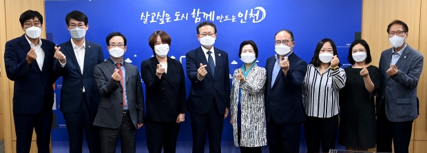 박남춘 인천광역시장이 27일 시청 접견실에서 열린 '사회복지 종사자 처우개선 간담회'에서 이배영 사회복지사협회장 등 참석자들과 기념촬영을 하고 있다.