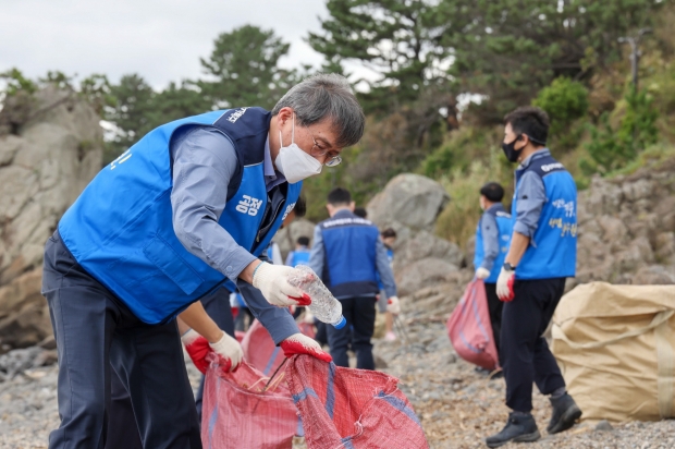 양남 주상절리 해안 환경정화 활동중인 정재훈 한수원 사장