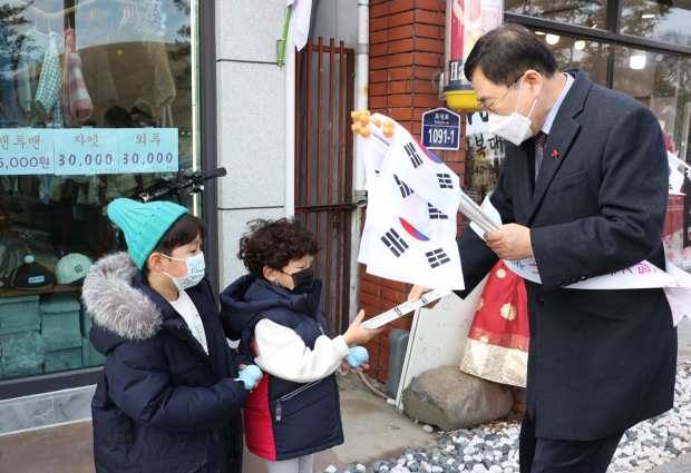 지난 2월 경주시가 태극기 달기 홍보 캠페인을 펼치고 있다