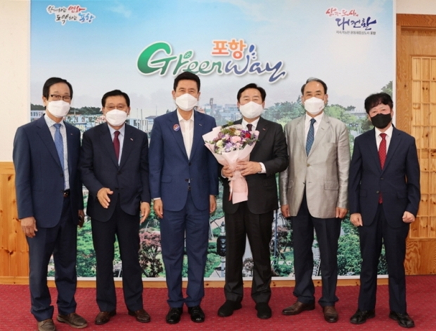 (왼쪽부터) 김강석 대구경북중소기업회장, 이한욱 중소기업중앙회 부회장, 이강덕 포항시장, 김기문 중소기업중앙회장, 권철진 포항시수퍼마켓협동조합이사장, 배계환 경북사진앨범협동조합이사장