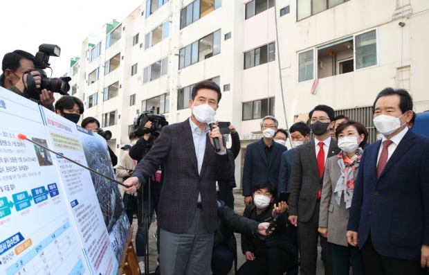 2020년 11월 한미장관맨션에서 국무총리에게 공동주택 피해지원을 요청 중인 이강덕 포항시장