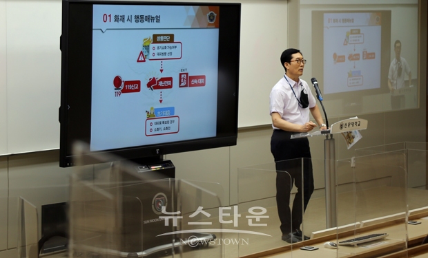 ‘아산소방서가 지난 10월 12일 오전 10시 선문대학교 중앙도서관 1층 강의실에서 비대면 명사초청 특강(소방안전교육)을 진행했다. 사진) 김장석 아산소방서장이 재학생 120여 명을 대상으로 ‘안전에 대하여~’란 주제를 가지고 강의를 진행했다.
