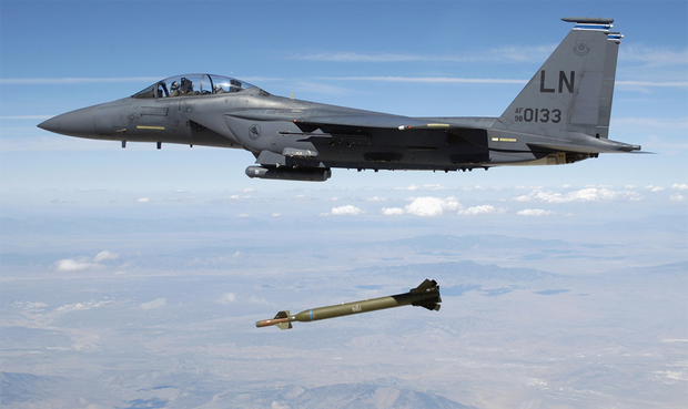미 제492시험비행단 소속 F-15E 스트라이크 이글 전투기(F-15E Strike Eagle)가 ‘GBU-28’ 벙커버스터를 투하하는 모습.