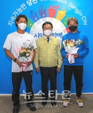 귀국 후 14일 김홍장 시장과의 격려 인사