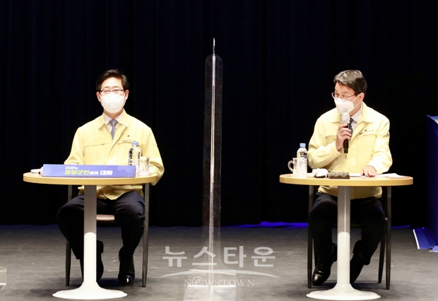지난 10월 15일 청양지역을 방문한 양승조 도지사가 노인단체, 보훈단체, 청년단체와 차례로 간담회를 가진 뒤 청양문예회관으로 자리를 옮겨 군민과의 대화 시간을 가졌다. 사진) 좌측부터 양승조 충남도지사, 김돈곤 청양군수