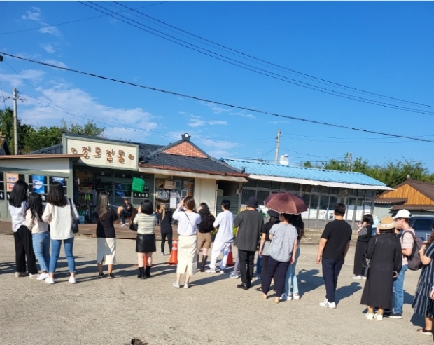 ‘갯마을 차차차’ 청하시장을 찾는 관광객들