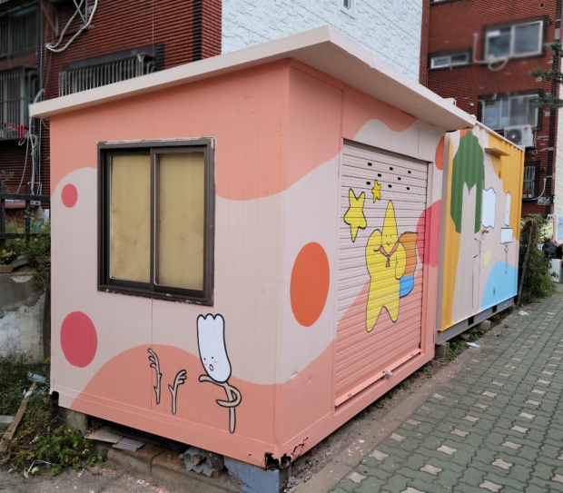 인천시 계양구는 지난 16일 효성지구 주민조직 '길마로사람들'과 함께 '우리 마을 환하게, 마을벽화 그리기' 사업을 실시했다. / 사진제공=인천 계양구