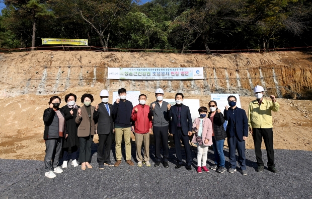 박남춘 인천광역시장이 20일 연수구 청솔근린공원 조성현장을 찾아 주민들과 현장을 점검한 뒤 기념촬영을 하고 있다.