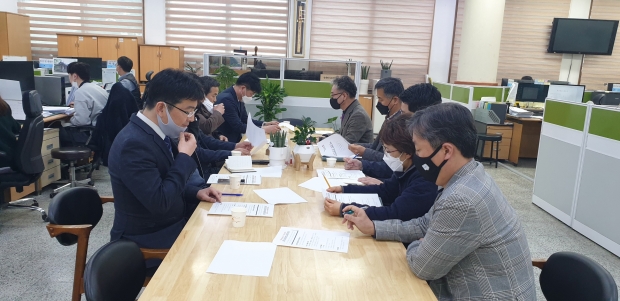 경주시 건축허가과가 지역 건축사회와 함께 건축허가 업무 개선·보완을 위한 논의를 하고 있다