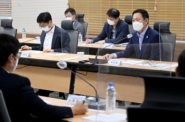 박남춘 인천광역시장이 27일 시청 공감회의실에서 열린 'I-MOD 추진상황 보고회'에서 관련부서, 참여사, 전문가들과 추진상황을 점검하고 있다.