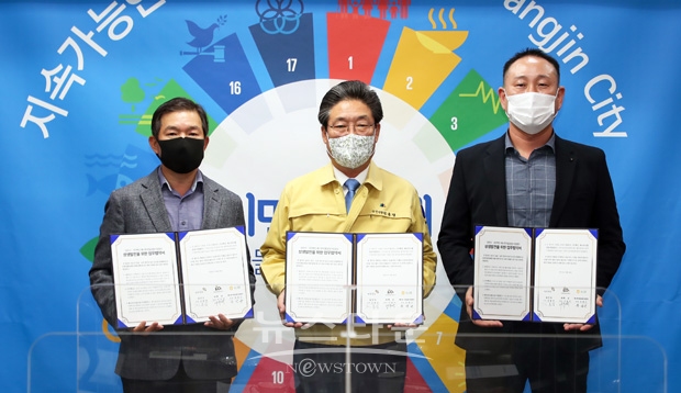 원예농산물 판매확대 위한 업무협약 체결식. 사진) 좌측부터 이유석 대표, 김홍장 시장, 유광근 대표)