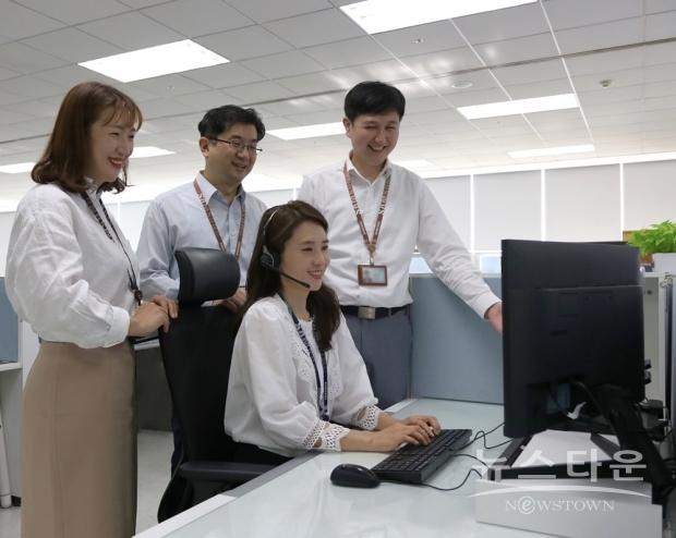 ▲ 삼성전자서비스 상담사가 KS-CQI 기념 촬영을 하고 있는 모습(사진 : 삼성전자서비스)