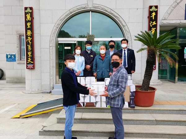 ▲ 제25회 노인의 날인 28일 입소 어르신들을 방문해 케잌 나눔의 봉사를 펼첬다.