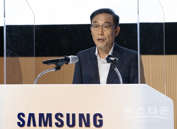 ▲ 11월 1일 삼성전자 수원 디지털시티에서 열린 창립 52주년 기념식에 참석한 삼성전자 김기남 대표이사 부회장(사진 : 삼성전자)