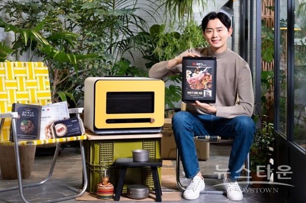 ▲ 삼성전자 모델이 서울 논현동에 위치한 삼성 디지털프라자 강남본점에서 새롭게 추가되는 비스포크 큐커 전용 밀키트와 간편식 제품들을 선보이고 있다.(사진 : 삼성전자)