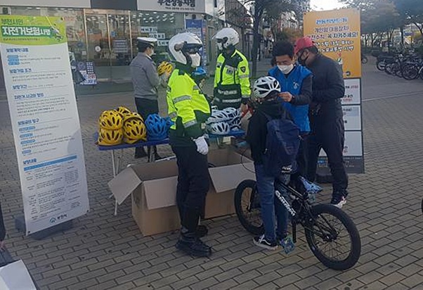 자전거 및 개인형 이동장치의 안전사고 예방을 위한 합동캠페인 진행 모습