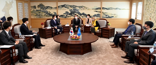 박남춘 인천광역시장이 3일 송도 G타워에서 박범계 법무부장관, 아나 주빈브렛 UNCITRAL 사무국장과 UNCITRAL과 인천시의 우호 협력관계 방안을 논의하고 있다.