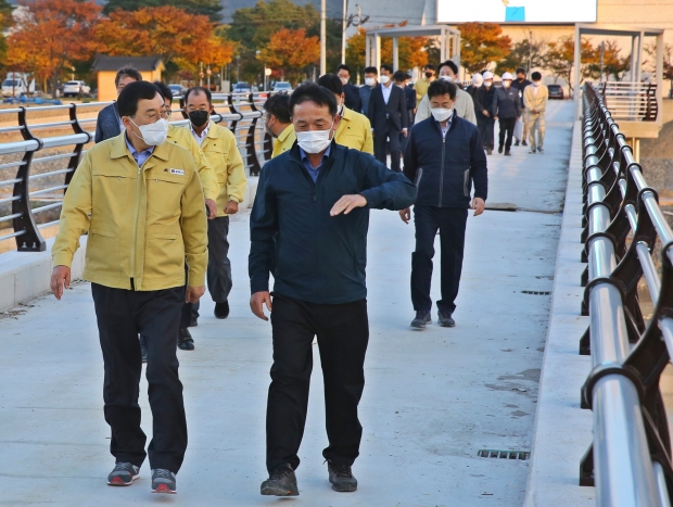 주낙영 경주시장이 지난 3일 오후 형산강 공도교 건설현장을 찾은 자리에서 공사 관계자들로부터 현황을 보고 받고 있다
