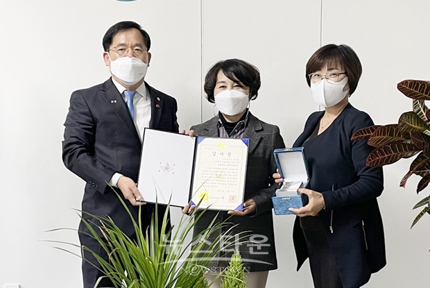 충주시가 ‘6.25전사자 유가족 찾기 지원 사업’ 우수기관으로 선정돼 국방부장관으로부터 감사패를 전달받았다.