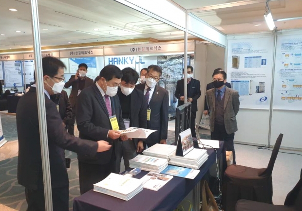 주낙영 경주시장이 경주시 자체 물 정화기술 홍보관을 둘러 보고 있다.