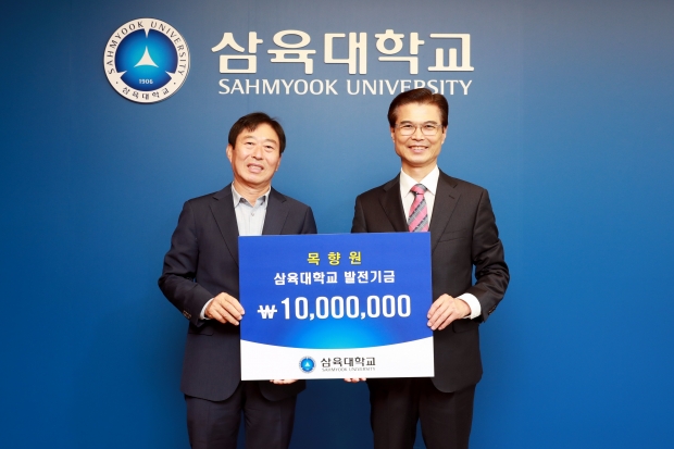 왼쪽부터 목향원 한성우 대표, 삼육대 김일목 총장