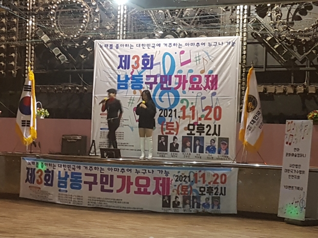 진행을 맡은 사회자가 참가자를 소개하고 있다.