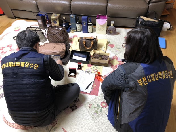 시는 체납자 가택 수색으로 귀금속, 명품가방 등 동산을 압류한 후 경매를 통해 매각하여 체납액에 충당한다