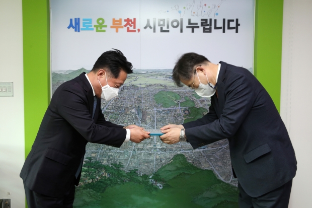 감사패 전달 모습(왼쪽 장덕천 부천시장, 오른쪽 서울신학대학교 황덕형 총장)