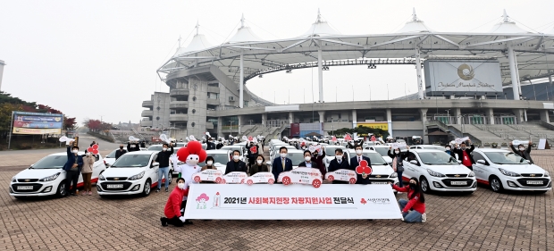 박남춘 인천광역시장이 19일 문학경기장에서 열린 '사회복지공동모금회, 2021 복지현장 차량지원 전달식'에서 선정기관에 차량을 전달한 뒤 기념촬영을 하고 있다.