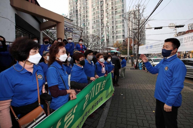허인환 구청장 및 바르게살기운동 동구협의회 회원들과 주민들이 함께한 ‘동구사랑 걷기대회’현장