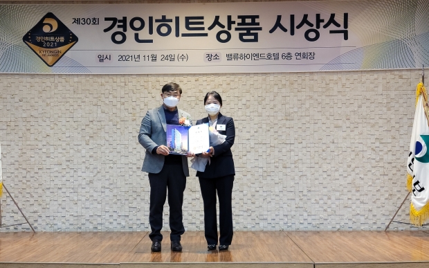 배상록 경인일보 대표이사 사장(왼쪽)이 부천시(오른쪽)에 인증서를 전달한 모습