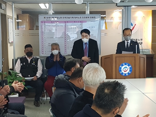 사회자인 가용섭 상임고문이 안상수 전 인천시장을 소개하고 있다.