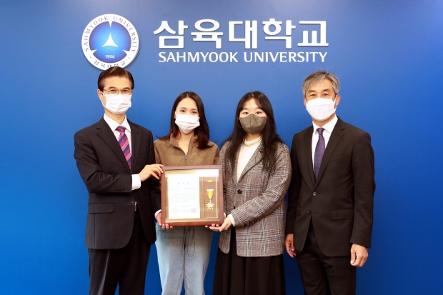 왼쪽부터 삼육대 김일목 총장, 조소현 팀원, 최경천 인성교육원장