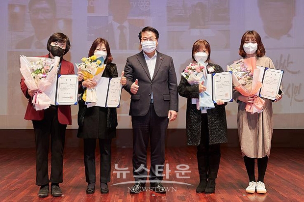 아산시가 ‘2021년 자치와 혁신 핵심인재 양성교육 우수사례 발표회’에서 대통령소속 자치분권위원회 위원장상을 수상했다.