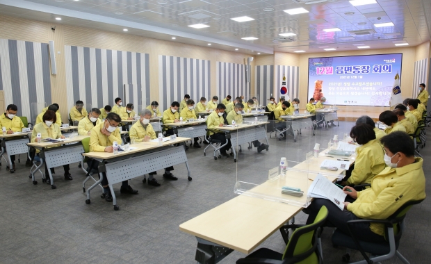 주낙영 경주시장이 1일 시청 대회의실에서 국·소·본부장 및 읍·면·동장이 참석한 가운데 올해의 마지막 ‘읍·면·동장 회의’를 주재하고 있다.