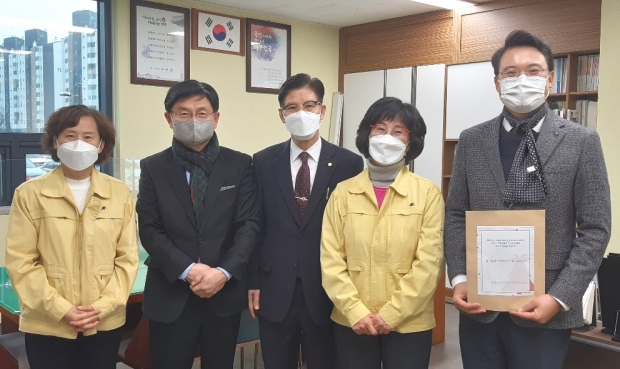 경주교회가 1일 보건소를 방문해 직원들의 노고에 감사를 표하고자 500만원 상당의 식권을 전달하고 기념촬영을 하고 있다