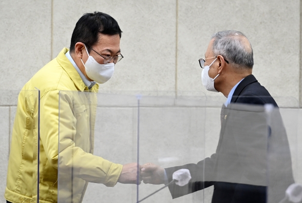 박남춘 인천광역시장이 3일 시청 영상회의실에서 열린 '2021년 보훈단체장 간담회'에서 참석자들과 인사를 하고 있다.