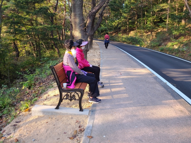 김유신장군묘 둘레길에서 어르신들이 벤치의자에서 쉬고 있다