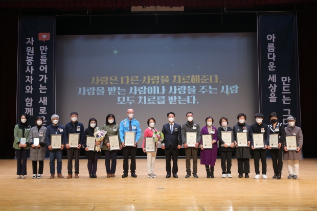 장덕천 부천시장과 수상자 기념촬영