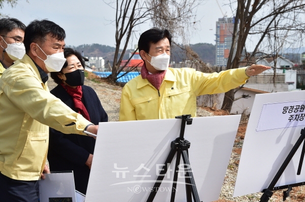 지난 3월 망경공원 등산로변 주차장 조성사업 현장을 점검하고 있는 조규일 진주시장